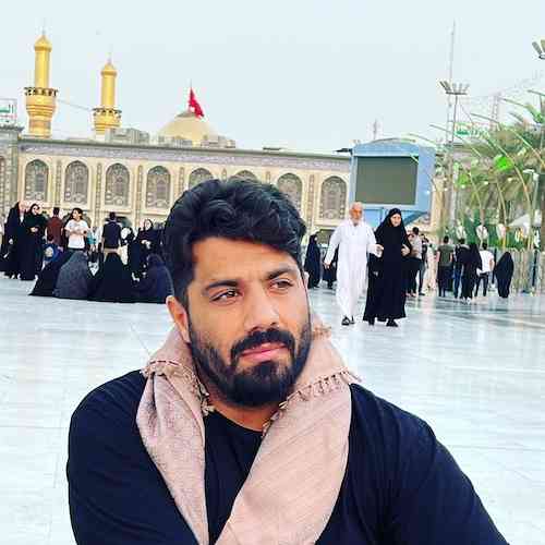 دانلود مداحی روح الله بهمنی منی که از تولدم تو کشوری بزرگ شدم